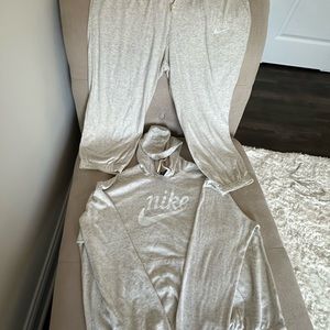 Nike Women Cream Large Capri Jogger and Sweatshirt